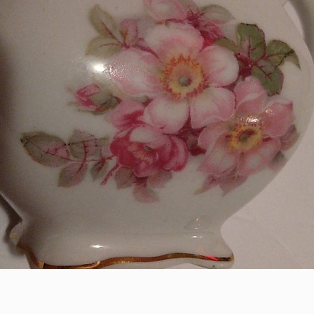 Elegant White and Gold Tea Set - Picture 6 of 8